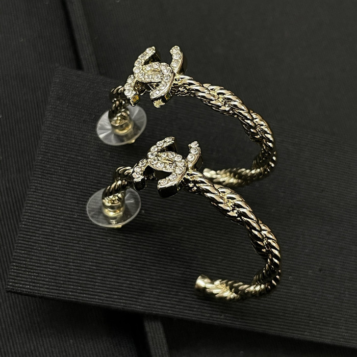 Women's Fashion Classic ear studs Dangle earrings Earwear Versatile Accessory