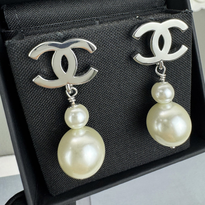 Women's Fashion Classic ear studs Dangle earrings Earwear Versatile Accessory