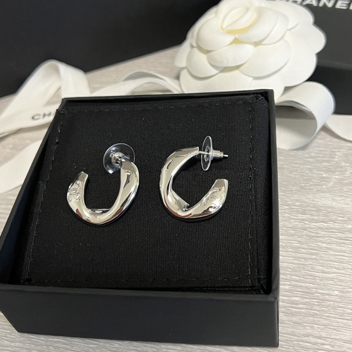 Women's Fashion Classic ear studs Dangle earrings Earwear Versatile Accessory