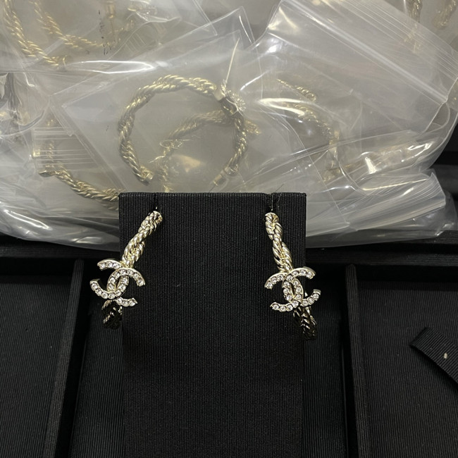 Women's Fashion Classic ear studs Dangle earrings Earwear Versatile Accessory