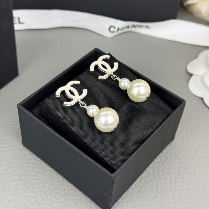 Women's Fashion Classic ear studs Dangle earrings Earwear Versatile Accessory