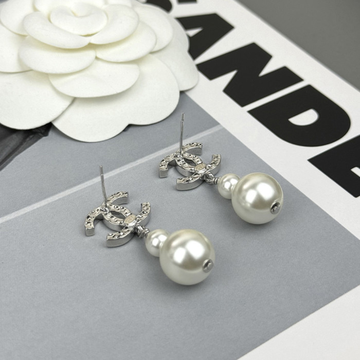 Women's Fashion Classic ear studs Dangle earrings Earwear Versatile Accessory