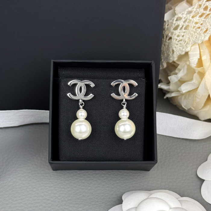 Women's Fashion Classic ear studs Dangle earrings Earwear Versatile Accessory