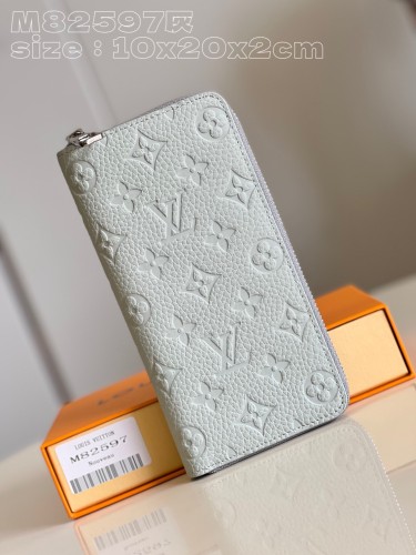 Super Perfect LV Wallet-679