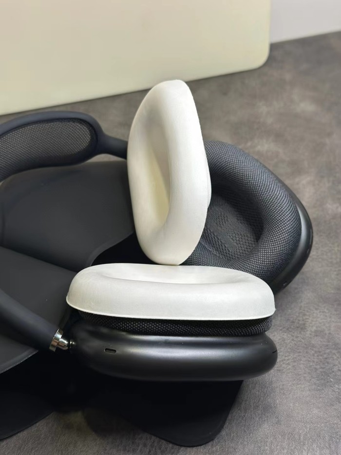 Air Pods MaX in