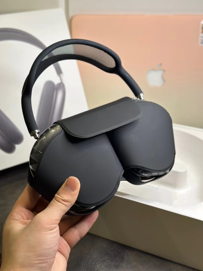 Air Pods MaX in