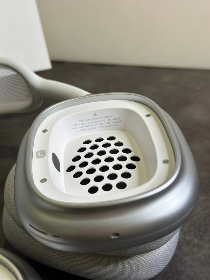 Air Pods MaX in