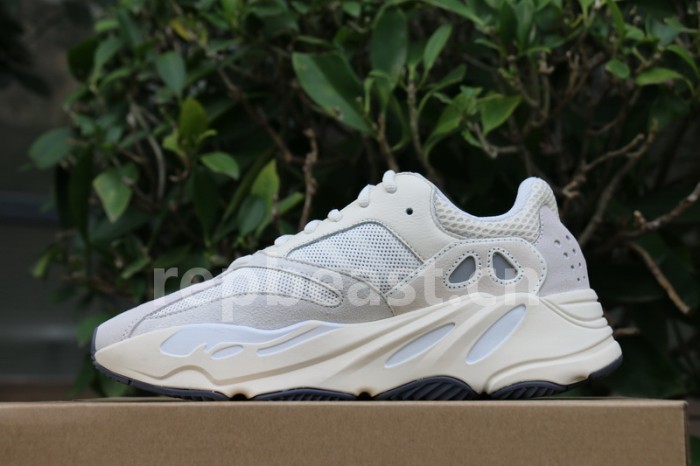 Authentic Yeezy 700“Analog”