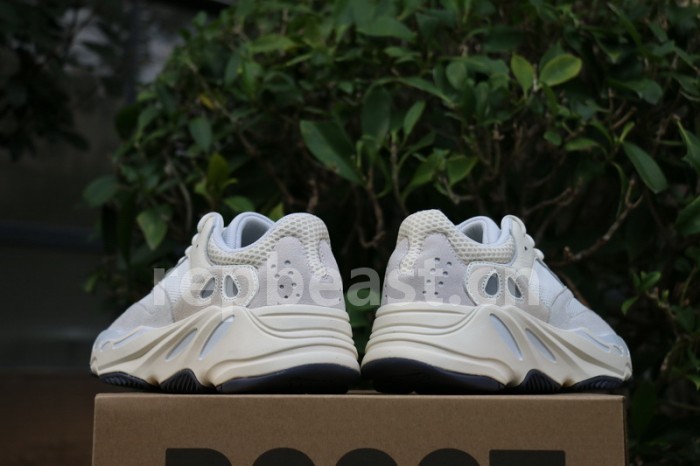 Authentic Yeezy 700“Analog”