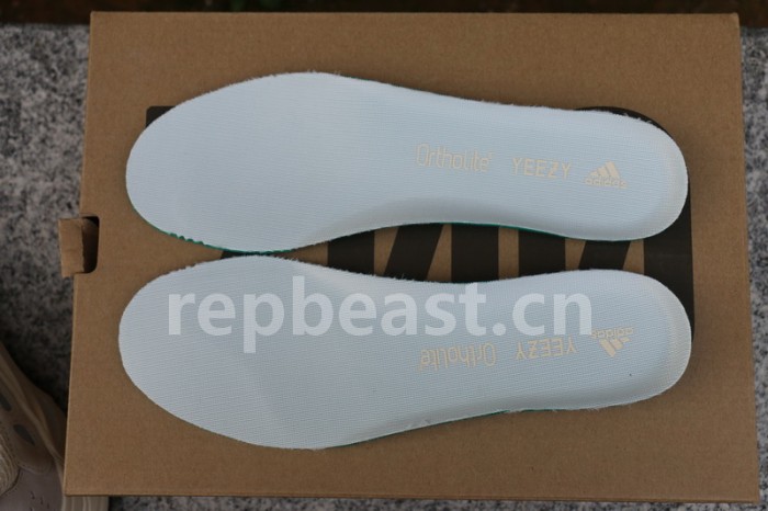 Authentic Yeezy 700“Analog”