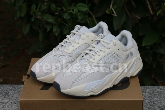 Authentic Yeezy 700“Analog”