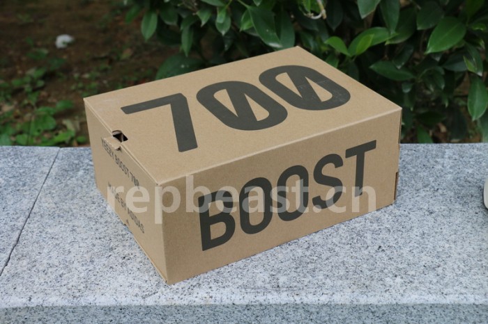 Authentic Yeezy 700“Analog”