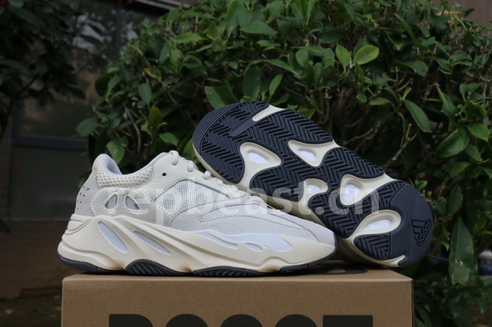 Authentic Yeezy 700“Analog”