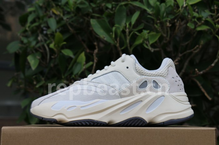 Authentic Yeezy 700“Analog”