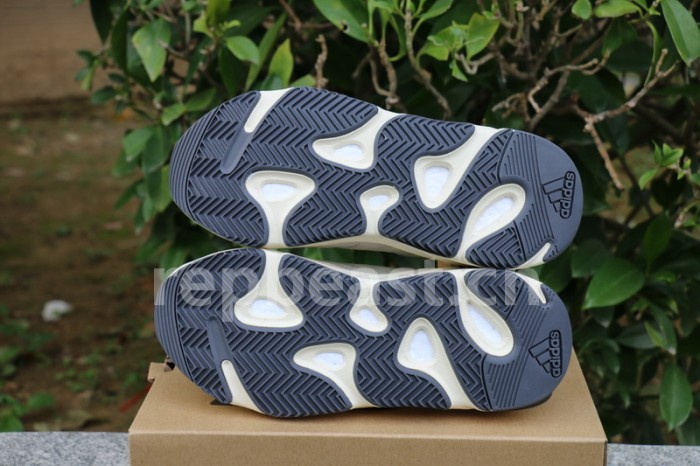 Authentic Yeezy 700“Analog”