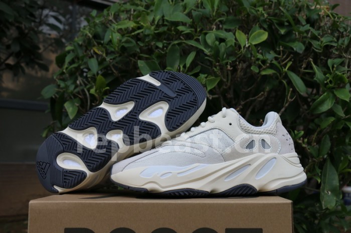 Authentic Yeezy 700“Analog”