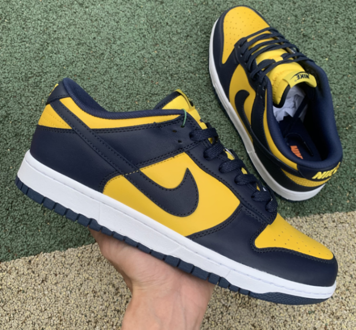 Authentic Nike Dunk Low  Michigan Women size