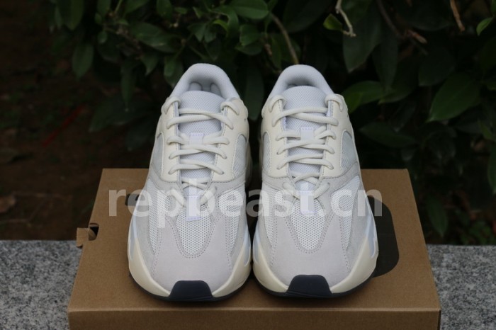 Authentic Yeezy 700“Analog”