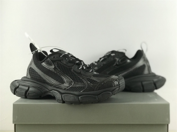 B 17FW Tripe-S High End Sneaker-352