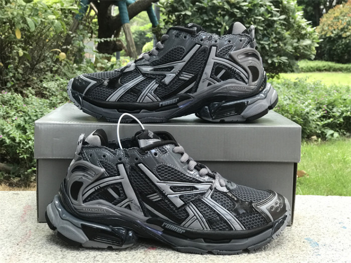 B 17FW Tripe-S High End Sneaker-389