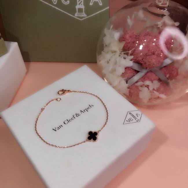 Van Cleef & Arpels bracelet-001