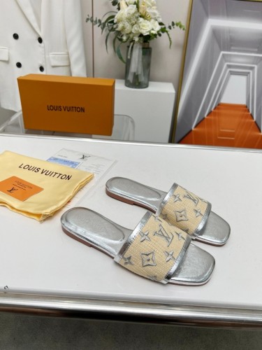 LV women slippers AAA-384