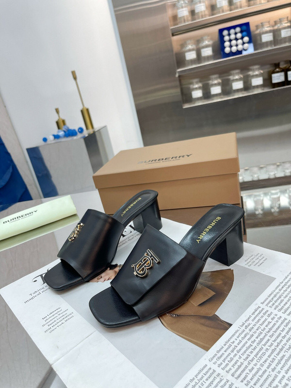 Burberry women slippers AAA-045