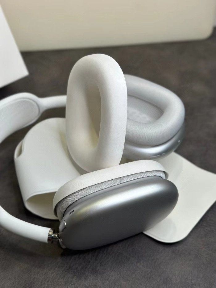 Air Pods MaX in