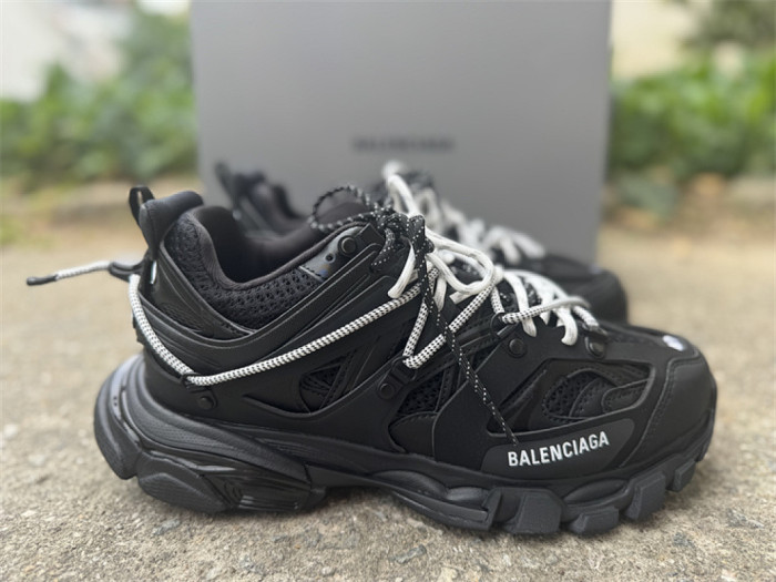B 17FW Tripe-S High End Sneaker-688