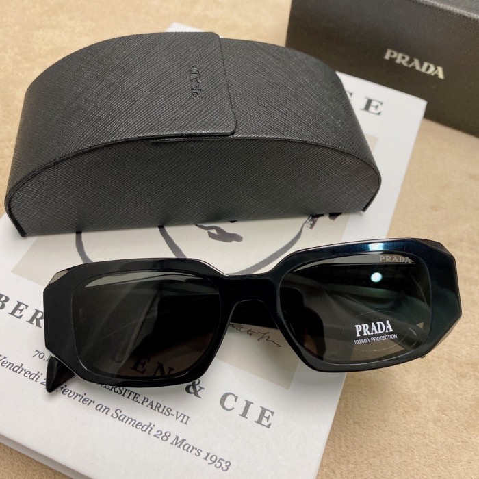 Diamond cut letter mirror leg glasses