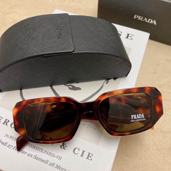 Diamond cut letter mirror leg glasses