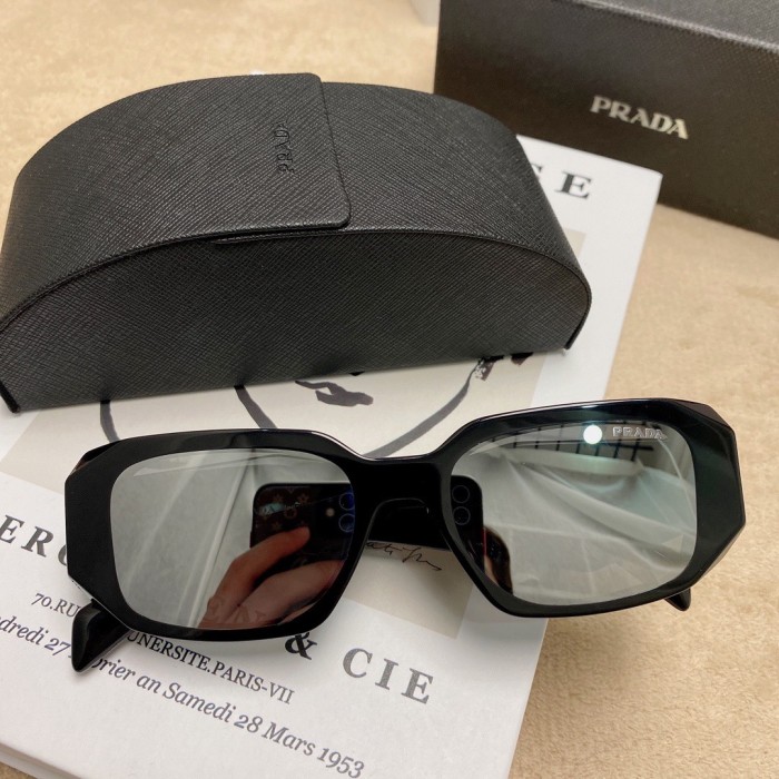 Diamond cut letter mirror leg glasses