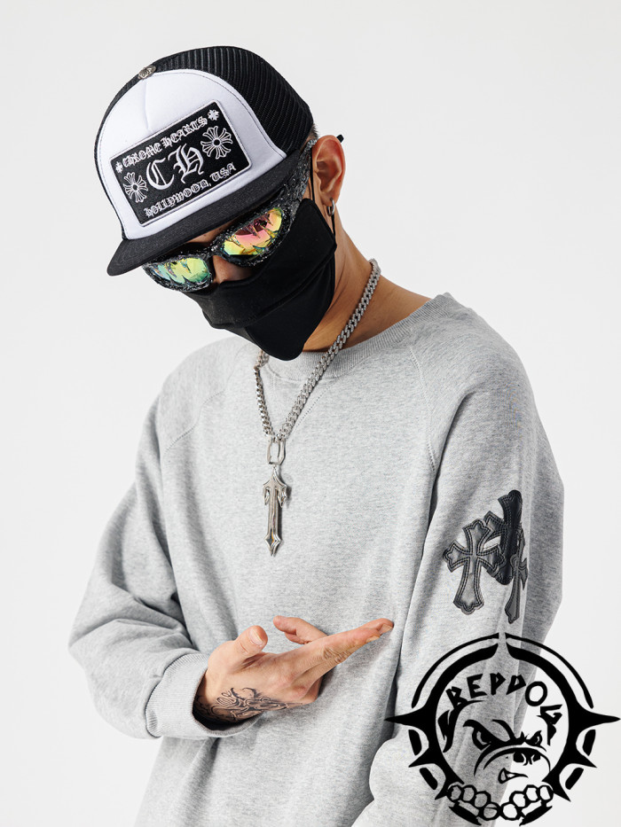 Cross Appliqué Embroidered Metallic Crew Neck 2 colors