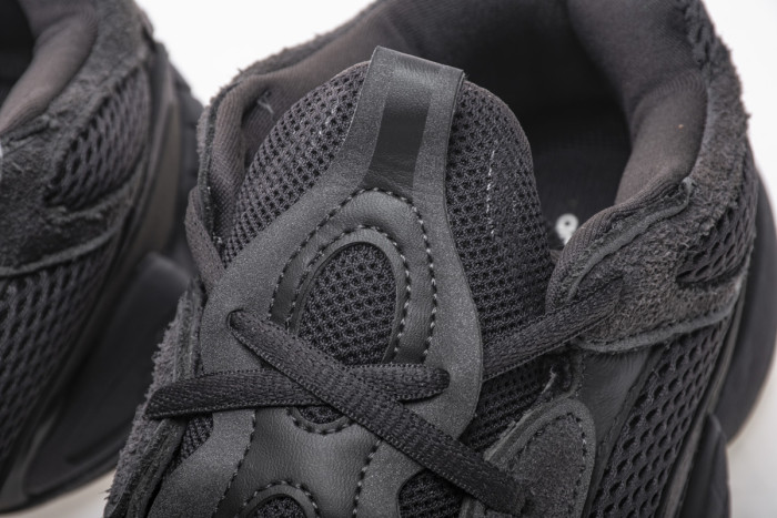 A  Y**zy 500 Utility Black F36640