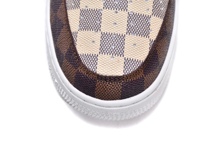 L  Trainer Sneaker x N  Air Force 1 Chocolate