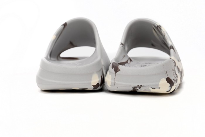 A Y**zy Slide Enflame Oil Painting White Grey GZ5553