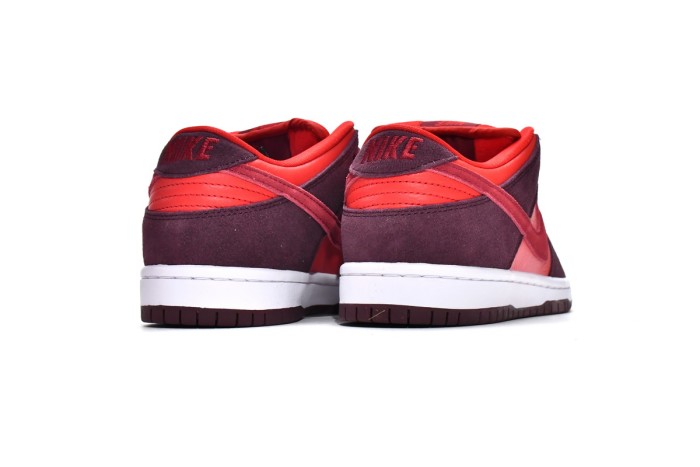 N  SB Dunk Low Cherry DM0807-600