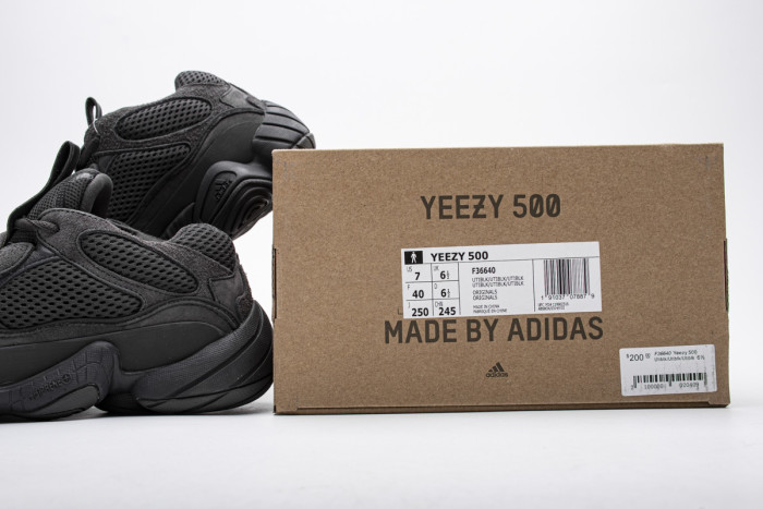 A  Y**zy 500 Utility Black F36640