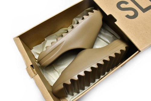 A Y**zy Slide Earth Brown FV8425