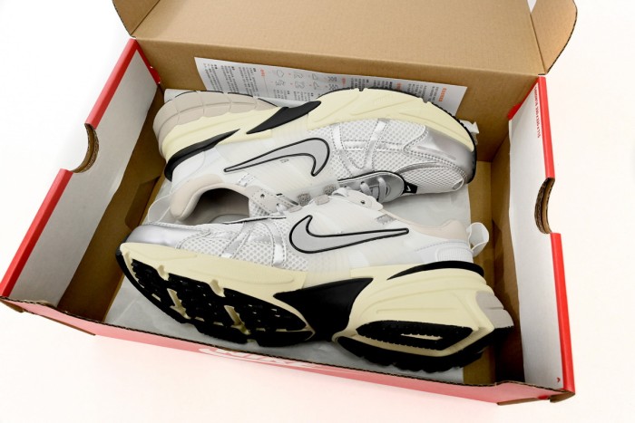  N  V2K Run Summit White Metallic Silver FD0736-100