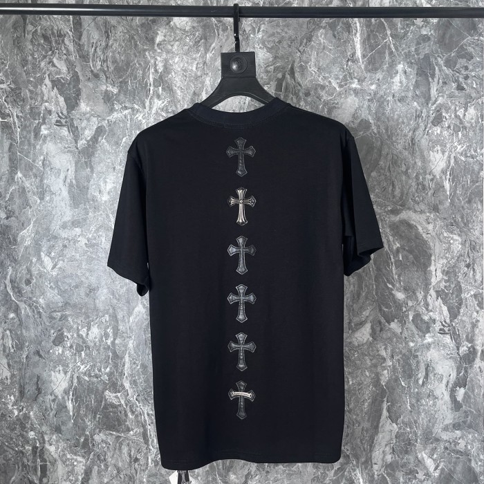 Back a vertical row of metal leather cross logo Tee