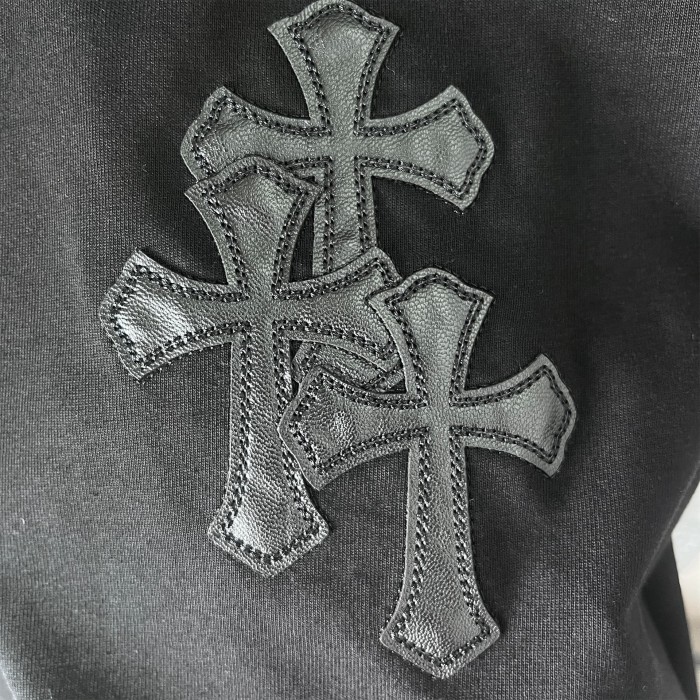 Back a vertical row of metal leather cross logo Tee
