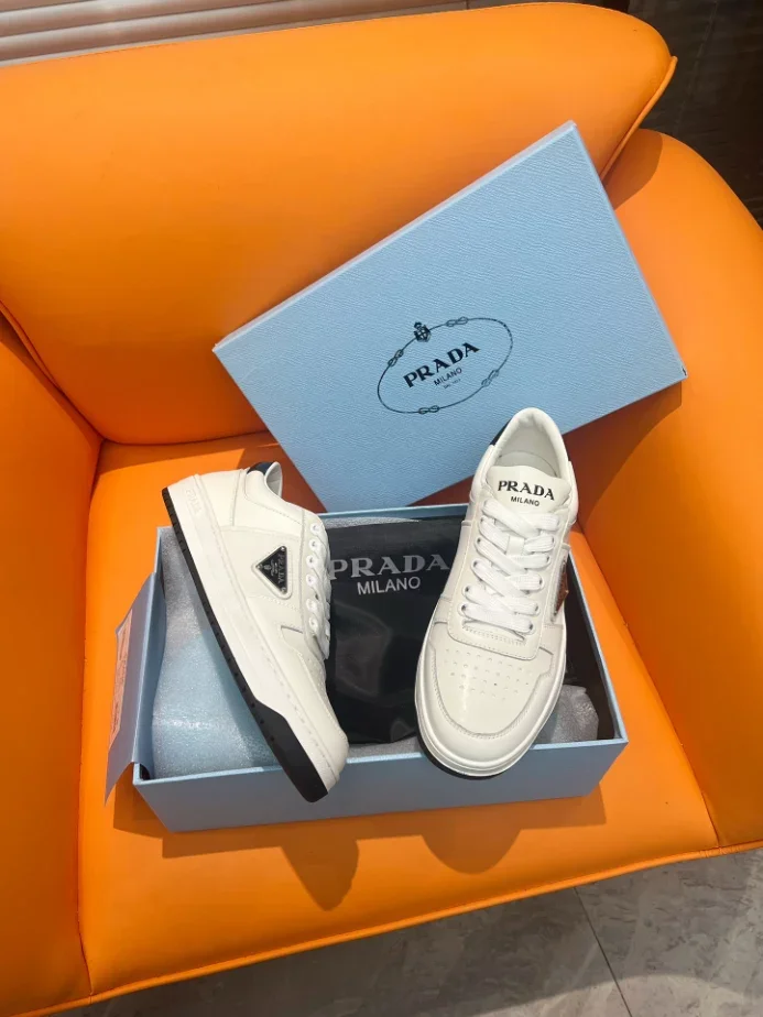 PR@DA@ DOWNTOWN LEATHER SNEAKERS IN WHITE   PRD010