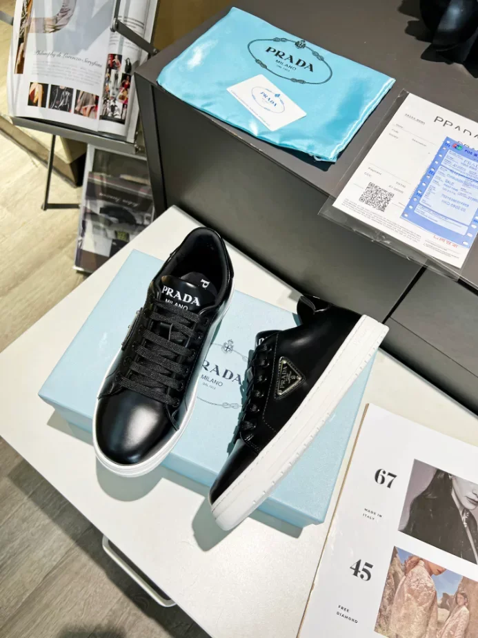 PR@DA@ DOWNTOWN BRUSHED LEATHER SNEAKERS   PRD036