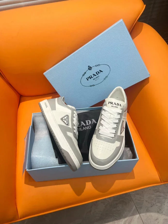 DOWNTOWN LEATHER SNEAKERS IN WHITE AND LACQUER GRAY   PRD009