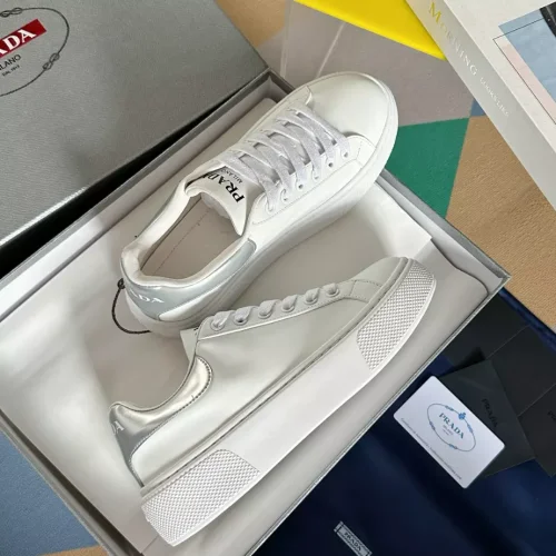 PR@DA@ LEATHER LOW-TOP SNEAKERS   PRD062