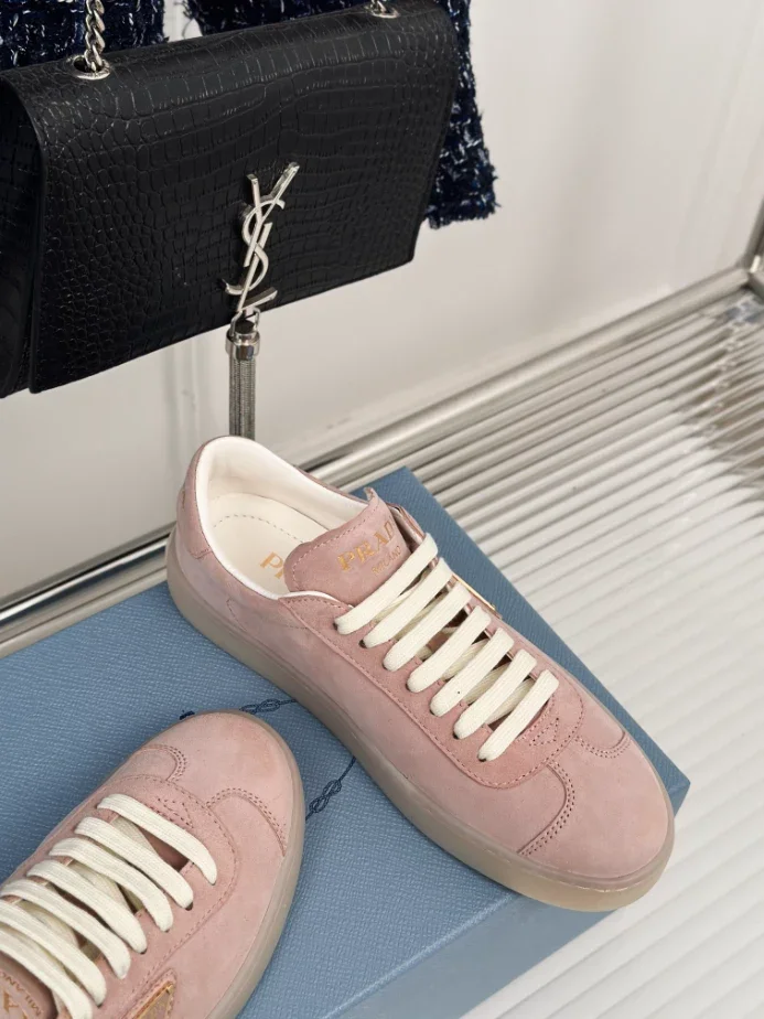 PR@DA@ SUEDE SNEAKERS ALABASTER PINK   PRD081