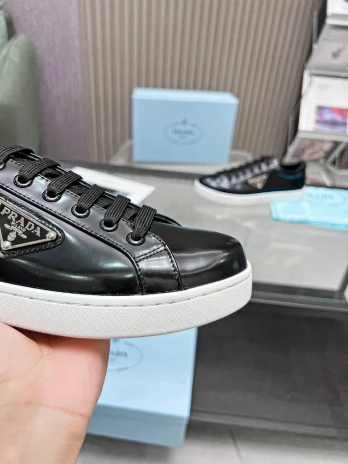 PR@DA@ BRUSHED LEATHER SNEAKERS   PRD043