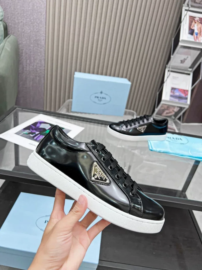 PR@DA@ BRUSHED LEATHER SNEAKERS   PRD043