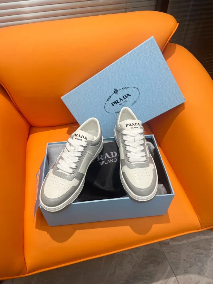 DOWNTOWN LEATHER SNEAKERS IN WHITE AND LACQUER GRAY   PRD009